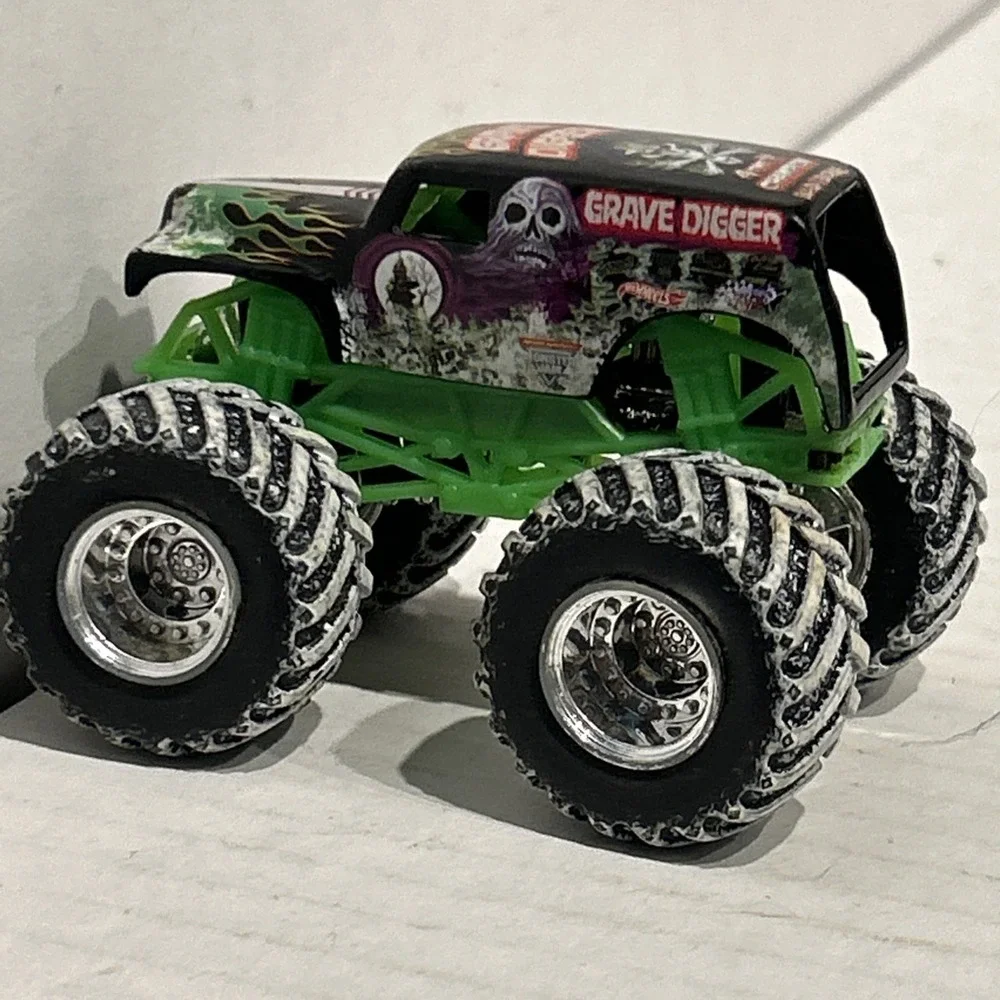 GRAVE DIGGER Monster Jam Hot Wheels Truck Christmas Collector Edition‎ RARE B3